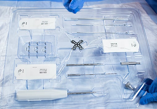 Single-use sterile kit with the plate, screws and instruments in their tray